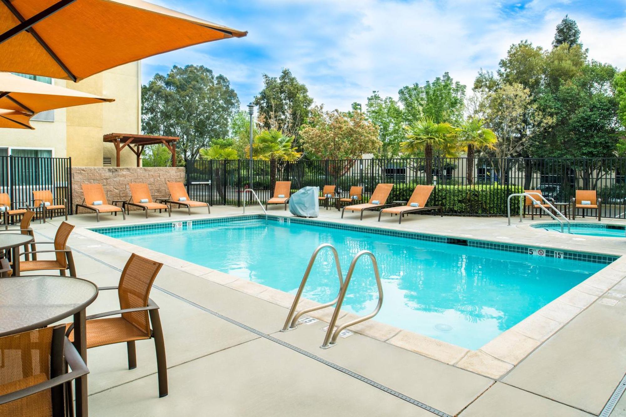 Courtyard By Marriott Sacramento Cal Expo Hotell Exteriör bild