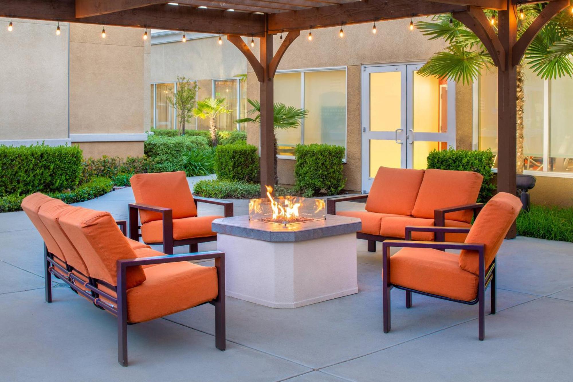 Courtyard By Marriott Sacramento Cal Expo Hotell Exteriör bild