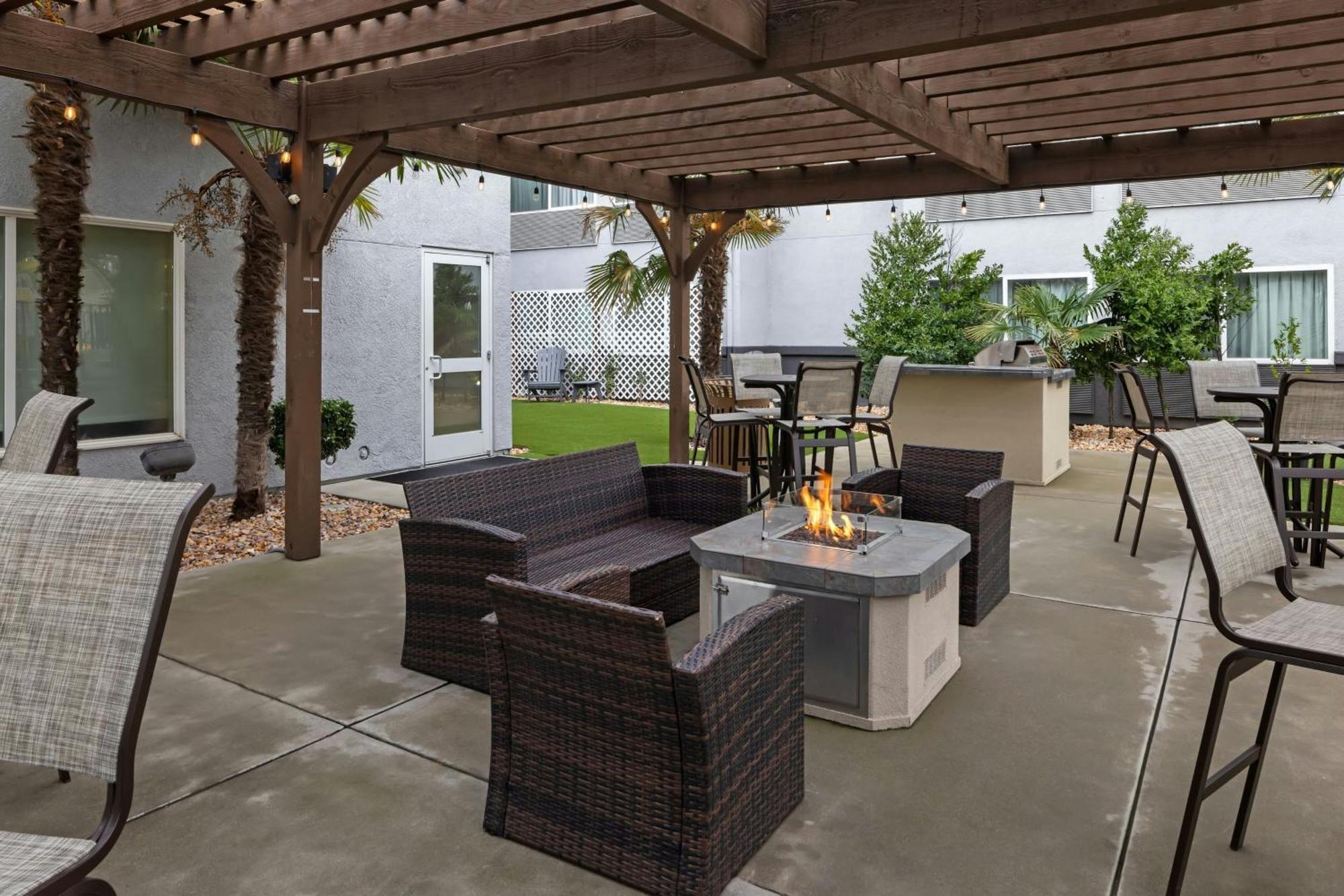 Courtyard By Marriott Sacramento Cal Expo Hotell Exteriör bild